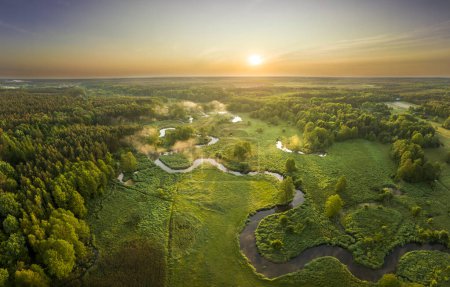 Téléchargez les photos : Belle matinée de printemps sur la forêt et la rivière, vue aérienne de drone - en image libre de droit