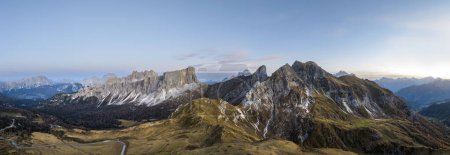 Téléchargez les photos : Panorama des montagnes et ciel bleu à l'automne - en image libre de droit