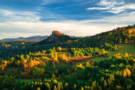 Hermosa mañana brumosa sobre las colinas de otoño - Parque Nacional Pieninski en Polonia