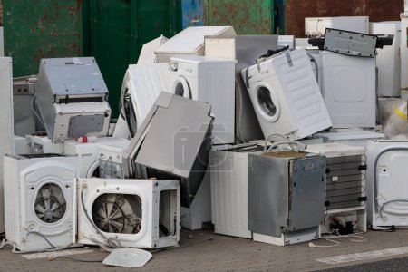 Téléchargez les photos : Collecte et attente pour l'élimination des déchets électroniques - réfrigérateurs, machines à laver et autres. Gros plan - en image libre de droit