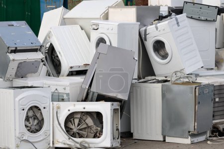 Téléchargez les photos : Une pile d'appareils ménagers usagés, gros plan. Problème environnemental, recyclage électronique - en image libre de droit