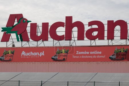 Téléchargez les photos : Pologne, Poznan - 30 octobre 2022 : Logo ou symbole d'Auchan dans un parc de vente au détail Auchan est une chaîne française d'hypermarchés, supermarchés et supermarchés. - en image libre de droit