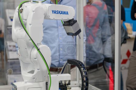 Téléchargez les photos : Pologne, Poznan - 01 juin 2023 : Yaskawa. Processus technologique avec bras robotisé, automatisation industrielle avancée. HAUTE TECHNOLOGIE EXPO, ITM Europe - en image libre de droit