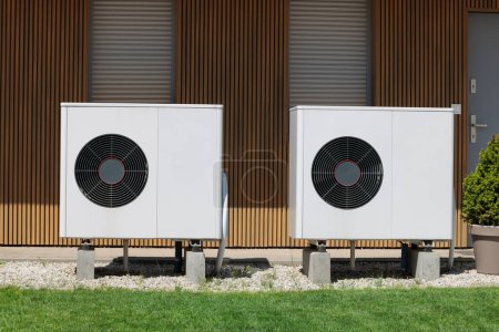 Luftquellen-Wärmepumpen an der Fassade moderner Häuser. Konzept für erneuerbare Energien