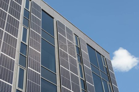 Modernes Gebäude mit Solarfassade. Wand mit Sonnenkollektoren auf einem modernen Gebäude.