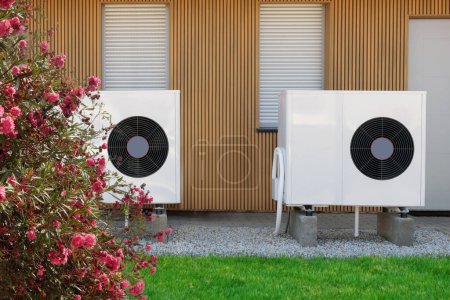 Umweltfreundliche Luftquellen-Wärmepumpen an der modernen Hausfassade