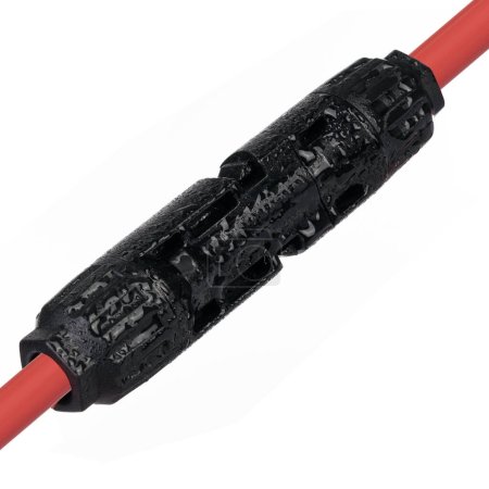Solarmodul MC4 Steckverbinder Detail. Wasserdichte Steckverbindung an rotem Kabel angebracht.