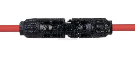 Wasserdichte Steckverbindung an rotem Kabel befestigt. Solarmodul MC4 Steckverbinder Detail