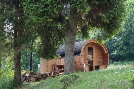 Wald Sauna Retreat in einer ruhigen Waldlichtung, bietet eine friedliche Flucht in einer natürlichen Umgebung