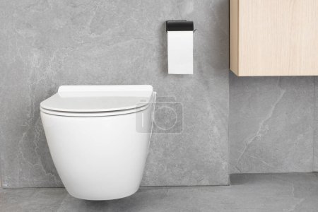 Modernes Badezimmer mit wandmontierter Toilette und minimalistischem Design.