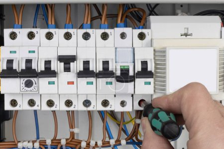 Téléchargez les photos : Technicien travaillant sur disjoncteur électrique - en image libre de droit