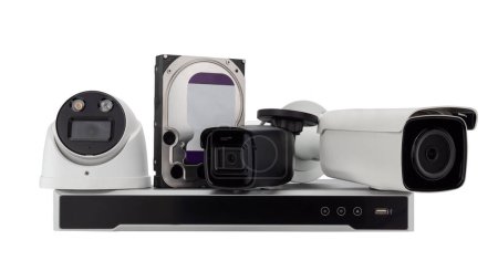 Sortiment moderner Überwachungskameras und Rekorder. CCTV Kamera Set weiß isoliert.