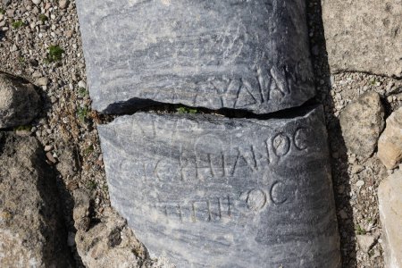 Zerbrochene antike Säule mit Inschrift im Archäologischen Museum von Paphos. Schloss Saranta Kolones