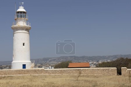 Zypern weißer Leuchtturm mit Blick auf die Stadtlandschaft
