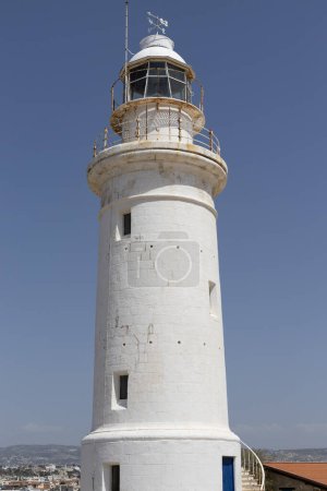 Ikonischer weißer Leuchtturm unter klarem blauem Himmel. Paphos, Zypern.