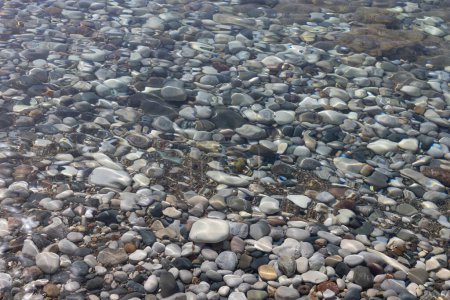 Untergetauchte Kieselsteine im klaren Wasser