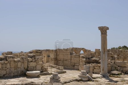 Ruinas de Kourion con columna corintia, Chipre.