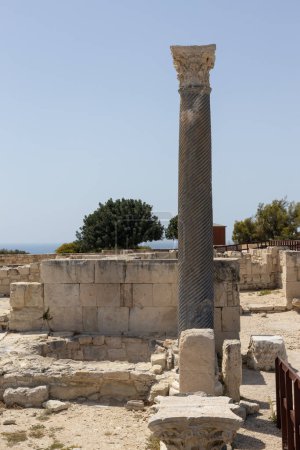 Antigua Columna corintia en Kourion, Chipre.