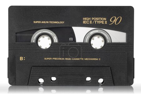 Casete de audio negro con etiqueta de oro