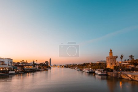 Foto de Una impresionante imagen que captura la belleza de los lugares emblemáticos de Sevilla durante la encantadora hora del atardecer - Imagen libre de derechos