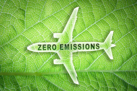 Icono de un avión comercial con las palabras cero emisiones y una textura de hoja en el fondo. Adecuado para conceptos como cero emisiones, SAF o combustible de aviación sostenible, economía circular y