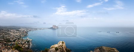 Téléchargez les photos : Vue aérienne et panoramique de la baie de Calpe pendant l'heure bleue, avec la mer Méditerranée en arrière-plan. - en image libre de droit