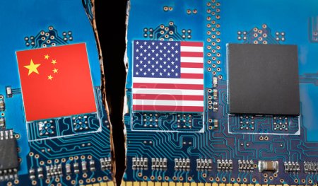 Kaputte Hauptplatine mit Mikrochips, die den Krieg zwischen den Vereinigten Staaten und China symbolisieren und Chinas zukünftigen Fortschritt in der KI-Technologie lähmen sollen.