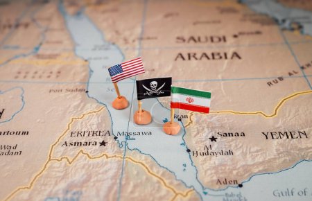 Foto de Banderas de los EE.UU. e Irán que rodean una insignia pirata en un mapa de la región del Mar Rojo. Representa simbólicamente la intrincada dinámica geopolítica y los potenciales conflictos en esta - Imagen libre de derechos