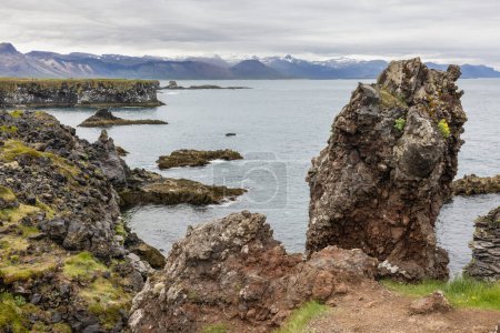 Foto de Sendero Anarstapi a Hellnar a lo largo del océano con grandes rocas y montañas en el oeste de Islandia en la península de Snaefellsnes - Imagen libre de derechos