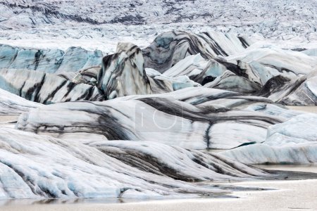 Téléchargez les photos : Langue glacier Hoffell avec lignes noires minérales en Islande - en image libre de droit