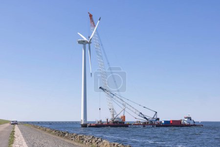 Foto de Lelystad, The Netherlands - April 22, 2022: Crane ship and demolition offshore wind turbine, nr 1 of 8 photos - Imagen libre de derechos