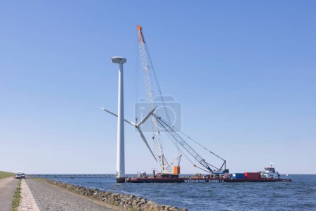 Téléchargez les photos : Lelystad, The Netherlands - April 22, 2022: Crane ship and demolition offshore wind turbine, nr 3 of 8 photos - en image libre de droit