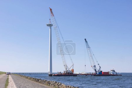 Téléchargez les photos : Lelystad, The Netherlands - April 22, 2022: Crane ship and demolition offshore wind turbine, nr 6 of 8 photos - en image libre de droit