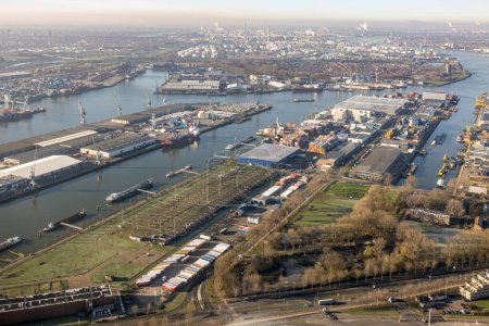 Téléchargez les photos : Rotterdam, Pays-Bas - 14 décembre 2022 : Vue aérienne port industriel Eemhaven, port de Rotterdam - en image libre de droit
