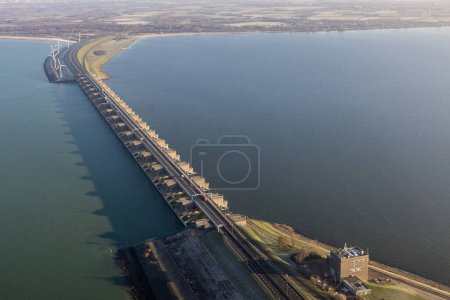 Téléchargez les photos : Vue aérienne du barrage de Dutch Haringvliet avec autoroute en hiver - en image libre de droit