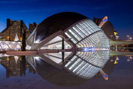 Foto de Vista panorámica nocturna en el Hemisferio y el Palau de les Arts de la Ciudad de las Artes y las Ciencias en Valencia, España - Imagen libre de derechos