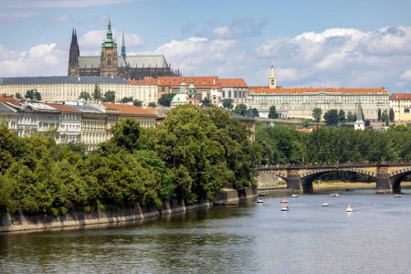 Vue à Hradcany avec le château de Prague derrière le pont de la Légion sur la rivière Moldau