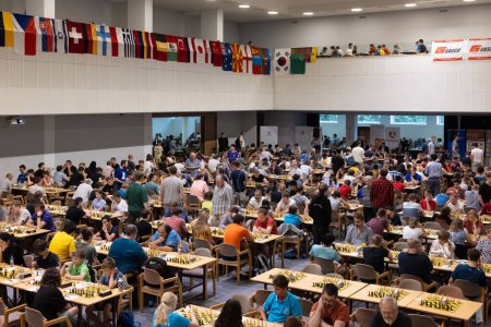 Foto de Pardubice, República Checa - 29 de julio de 2024: Sala de juegos con jugadores de ajedrez torneo checo de gran maestro de ajedrez abierto - Imagen libre de derechos