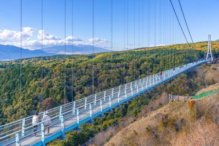 Téléchargez les photos : Japon - 14 novembre 2023 : Les touristes aiment marcher et visiter la montagne Fuji sur le pont suspendu en automne à Mishima Skywalk, Mishima, Shizuoka - en image libre de droit