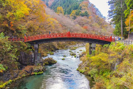 Foto de Japón-13 de noviembre de 2023: Paisaje escénico del puente Shinkyo que rodea con árboles de arce coloridos en otoño, Nikko, Tochigi - Imagen libre de derechos