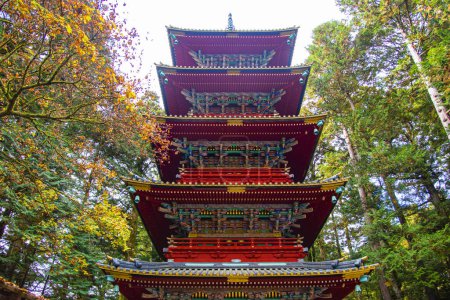 Foto de Japón - 13 de noviembre de 2023: Escénica arquitectura exterior del santuario de cinco pisos de la Pagoda de Toshogu en otoño, uno de los destinos turísticos más populares de Nikko - Imagen libre de derechos