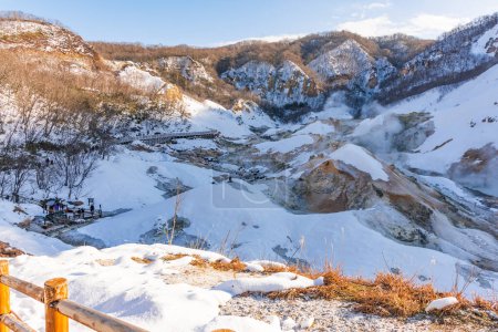 Foto de Paisaje escénico del valle del infierno de Jigokudani en invierno, Noboribetsu, Hokkaido, Japón - Imagen libre de derechos