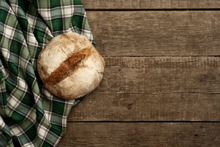 Téléchargez les photos : Artisan bread on light background. The bread of sourdough, homemade and natural creation. The sourdough has natural yeast, which makes the food healthier, as well as. - en image libre de droit