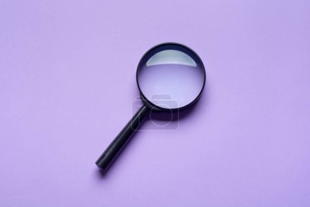 Téléchargez les photos : Loupe loupe loupe loupe symbole de recherche sur fond violet avec espace de copie. - en image libre de droit