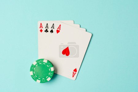 Foto de Combinación de cuatro as con fichas de póquer popular juego de cartas. - Imagen libre de derechos