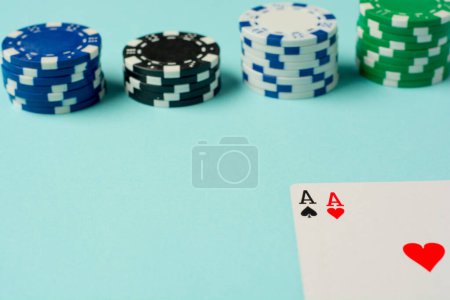Téléchargez les photos : Jetons de poker et de jouer aux cartes sur fond coloré. - en image libre de droit