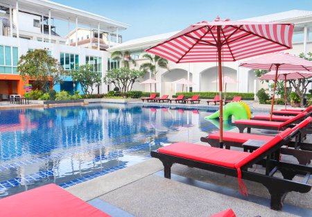 Téléchargez les photos : Beach chairs and umbrellas at swimming pool in sunny day - en image libre de droit