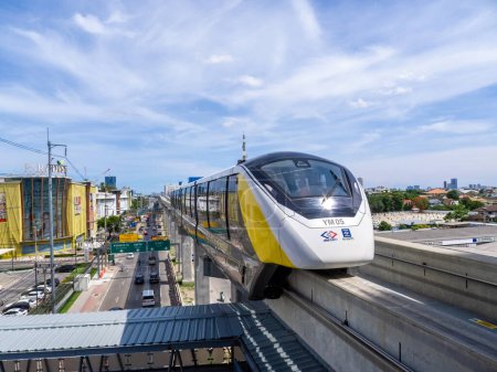 Téléchargez les photos : Bangkok, Thaïlande - 4 juin 2023 Thaïlande premier essai de monorail surélevé entièrement automatisé et sans conducteur de la ligne jaune sur Bangkok à la station Samrong à Samut Prakan - en image libre de droit