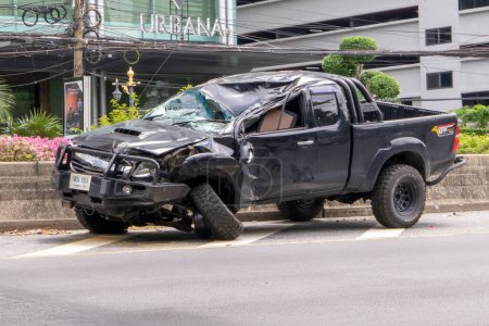 Téléchargez les photos : Bangkok, Thaïlande - 30 oct. 2023 : Toyota Hilux 4x4 endommagée dans un accident. L'épave de la voiture a été abandonnée le long de la route - en image libre de droit