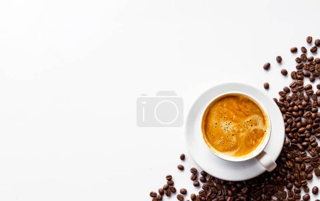 primer plano de una taza humeante de café caliente y frijoles sobre un fondo blanco prístino. La aromática mezcla de granos de café tostados oscuros promete un delicioso despertar para comenzar el día